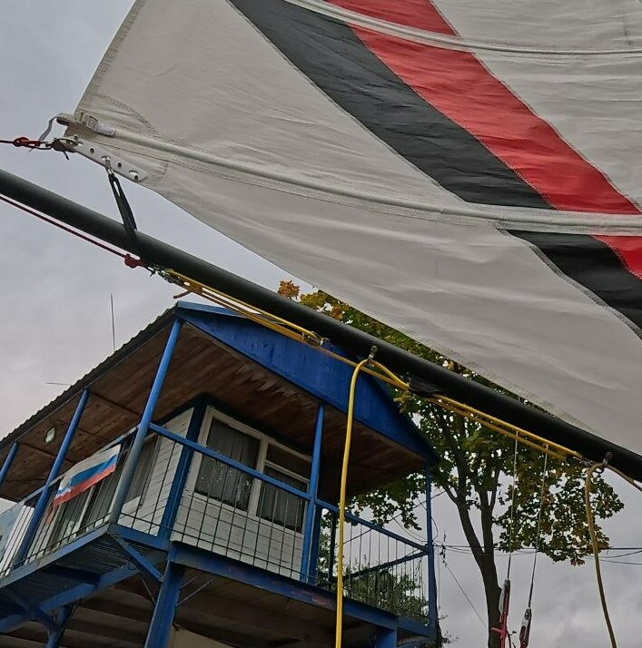 Полуавтоматическая оттяжка шкотового угла грота